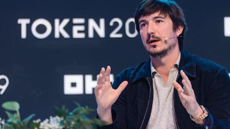 Il CEO di Robinhood Vlad Tenev esorta gli Stati Uniti a spianare la strada alle azioni tokenizzate mentre i mercati esteri avanzano