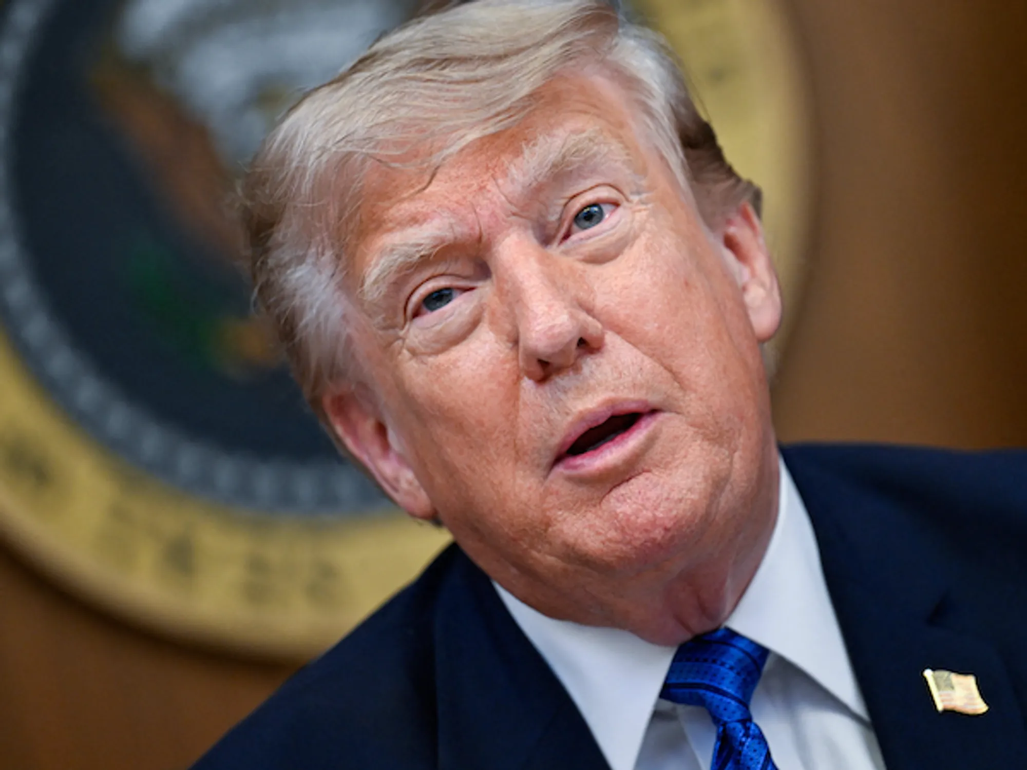 Trump suscite la controverse après avoir affirmé avoir été « plus maltraité que quiconque » lors d'une réunion du cabinet
