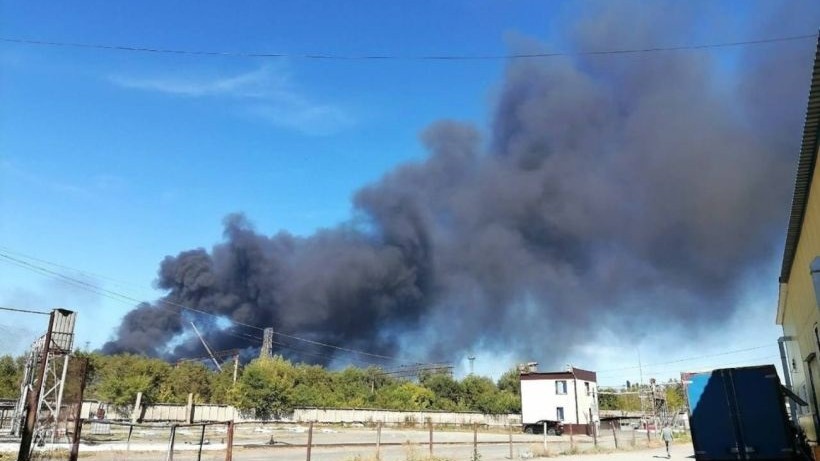 Oekraïense drones veroorzaken brand op Russische raffinaderij tergens brandstoff crisis verergert