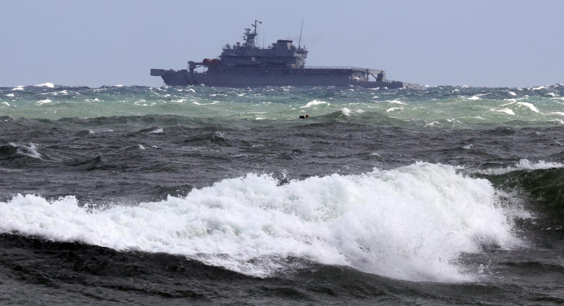 Übernachtungssuche findet keine Spur von sechs vermissten Besatzungsmitgliedern nach Kenterung eines Schleppers vor Busan