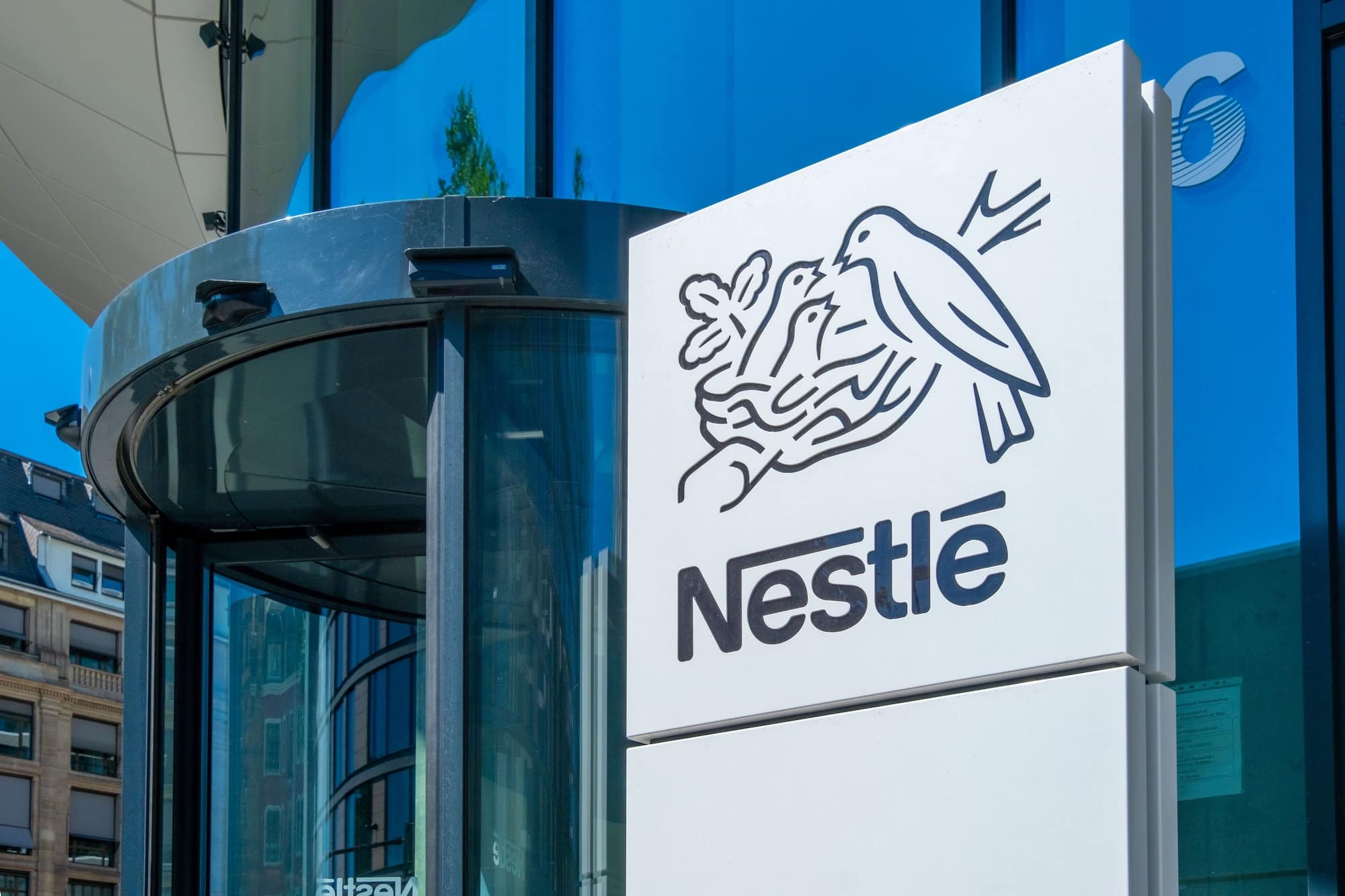 Nestlé заявляет о продолжении работы в России вопреки указу о внешнем управлении