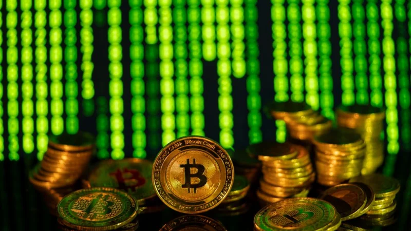 Bitcoin Dominance Slips Below 60% as Altcoin Metrics Flash Mixed Signals