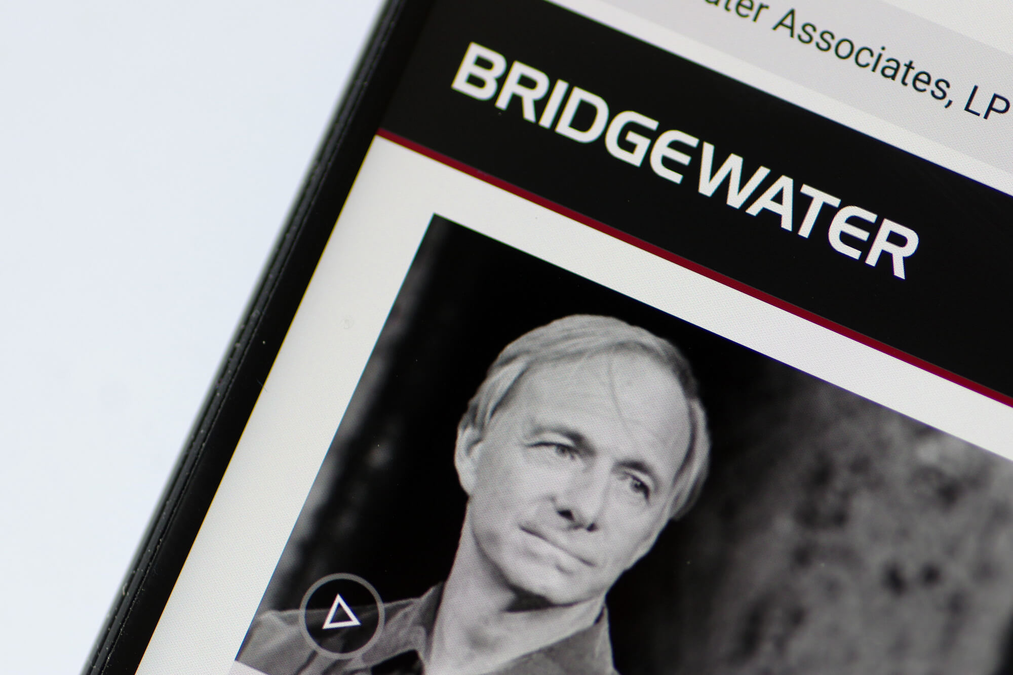 Ray Dalio recomienda oro y Bitcoin para protegerse de la inminente crisis de deuda de EE. UU.