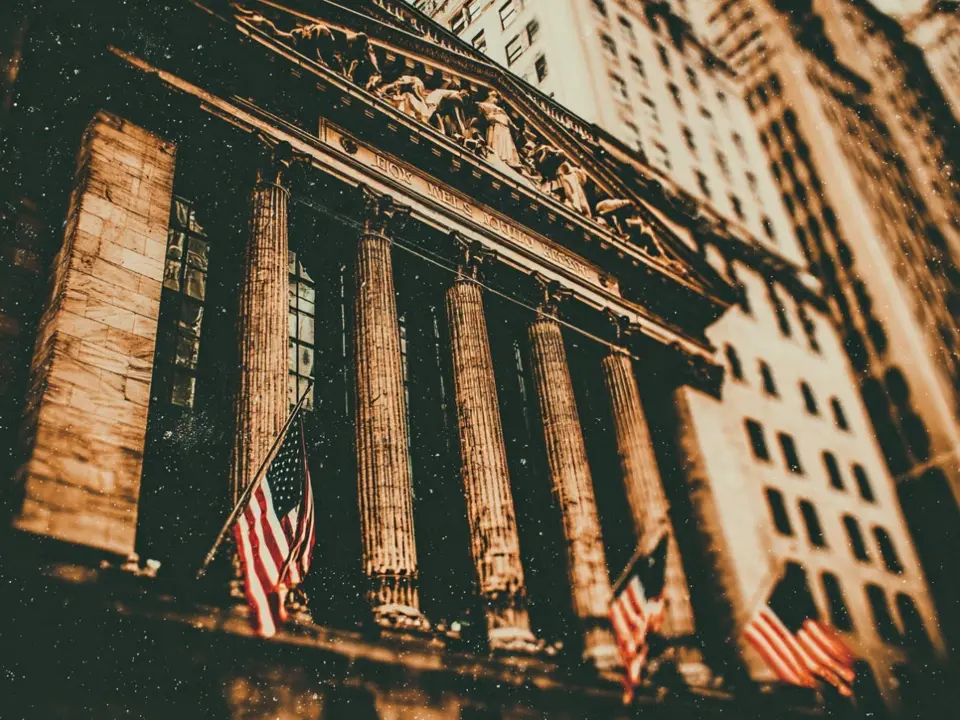 Американские акции выросли в понедельник на фоне подачи заявки Anthropic на IPO