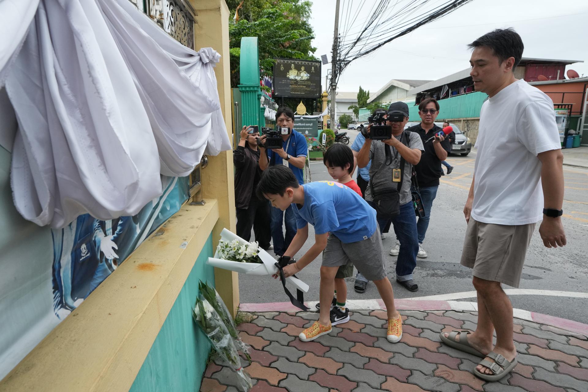 Une fille de 12 ans meurt après la fusillade dans une école en Thaïlande, portant le bilan à au moins huit morts
