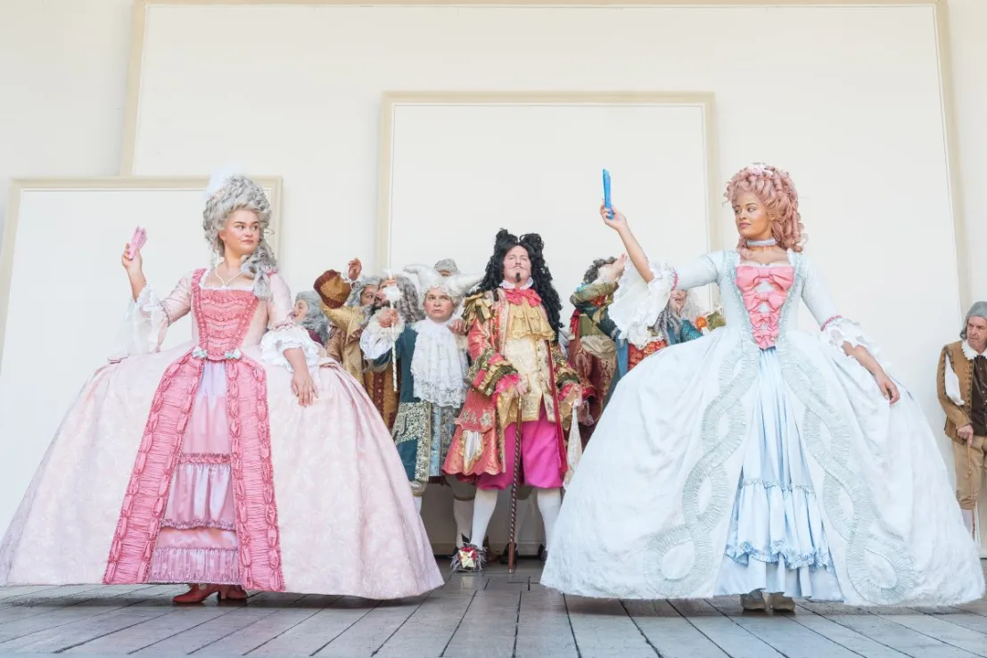 Recensie van As You Like It: een Bridgerton-uitstraling en een Keltische klank maken een ware waanzinnige productie