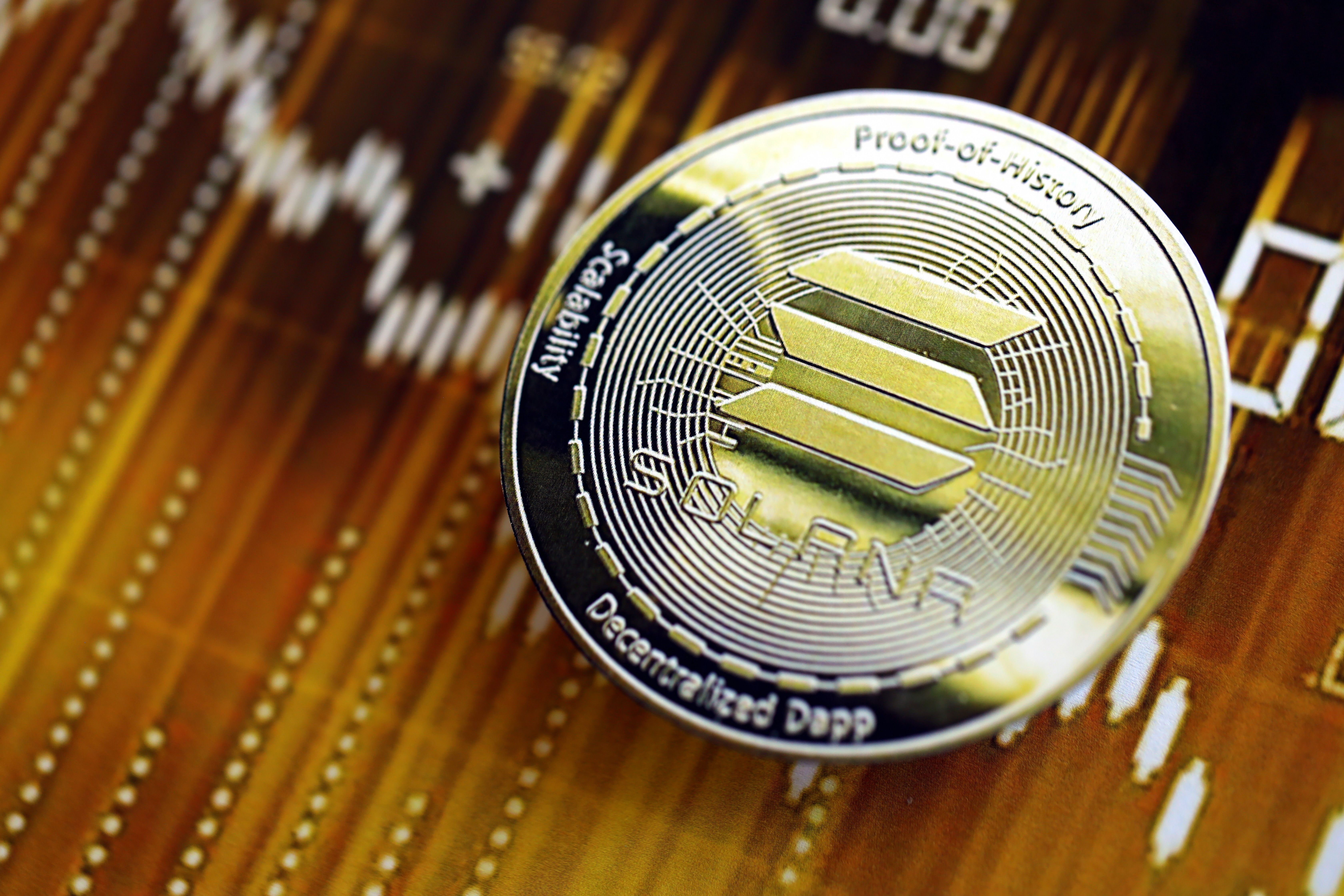Solana Shows Strength Against USD and Bitcoin as Dual Bullish Setups Emerge