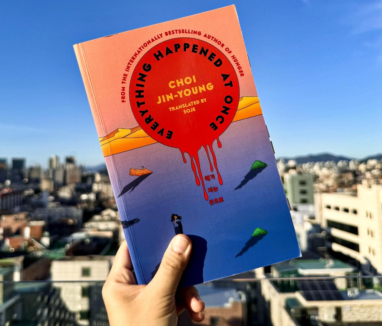 [RECENZJA LITERATURY KOREAŃSKIEJ] Miłość saficka rozkwita w postapokaliptycznym pustkowiu „Everything Happened at Once”