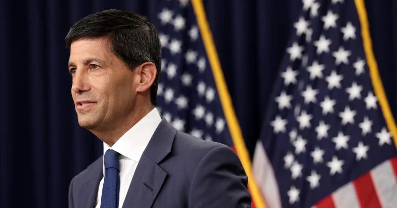 Il presidente della Federal Reserve Kevin Warsh difende i tassi d'interesse stabili nel contesto della lotta contro l'inflazione