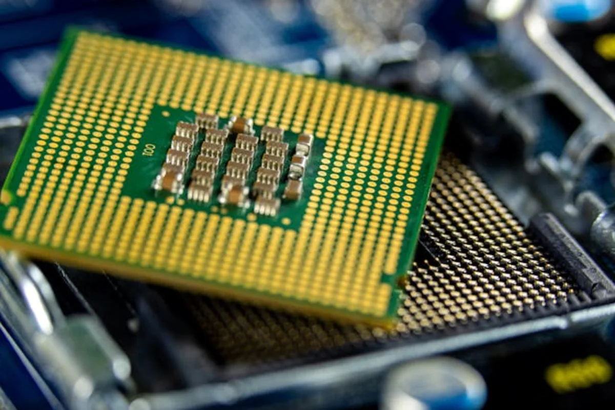 Marvell (MRVL) против Broadcom и NVIDIA: сможет ли рост AI interconnect оправдать премиальную оценку?
