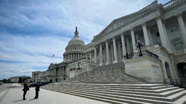 Midterm USA a un mese: i Democratici favoriti per la Camera mentre avanza la riforma fiscale sulle crypto al Congresso