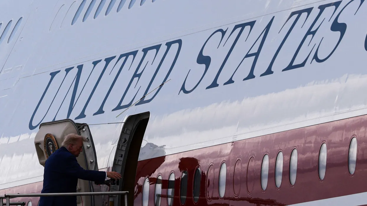 New York Times сообщила о пробелах в безопасности временного Air Force One, модернизацию которого поддержал Трамп
