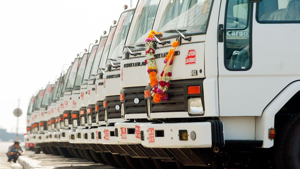 Продажи Ashok Leyland в августе выросли на 38% в годовом исчислении, превзойдя прогнозы; акции упали почти на 4%