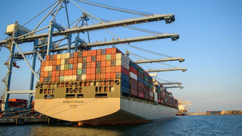Il surplus commerciale canadese di luglio si riduce bruscamente per il crollo delle esportazioni verso gli USA