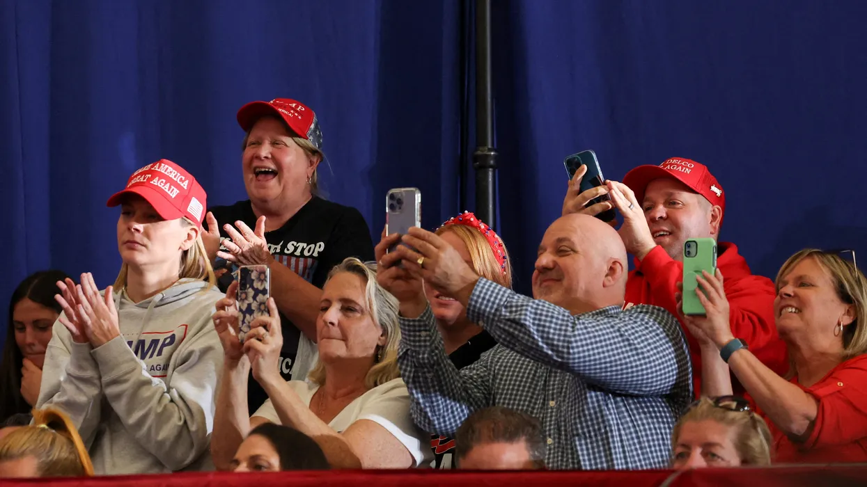 Los 'incondicionales' de Trump mantienen al GOP anclado a una estrategia riesgosa de 2026 mientras su aprobación se hunde