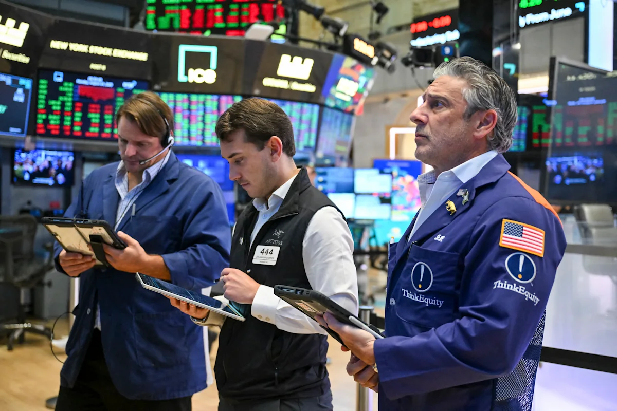 Rynek akcji dziś: Dow, S&P 500 i Nasdaq spadają po ataku USA na Iran i rosnących zakładach o podwyżce stóp