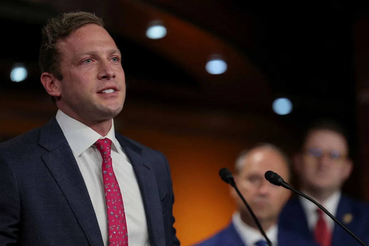 Kongresmen Max Miller opiera się sojusznikom Trumpa i zostaje w wyścigu o reelekcję mimo oskarżeń o znęcanie się