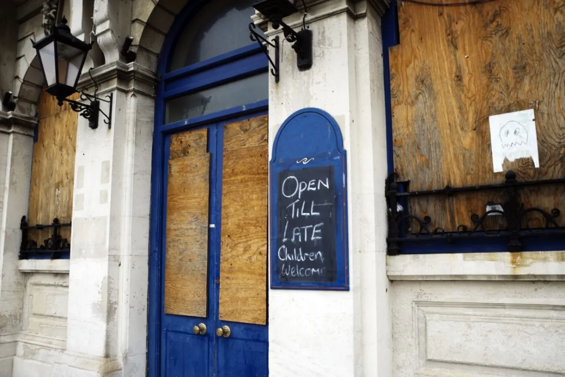 Britse planningshervormingen kunnen winkelstraten treffen met lege pubs, waarschuwen vastgoedexperts
