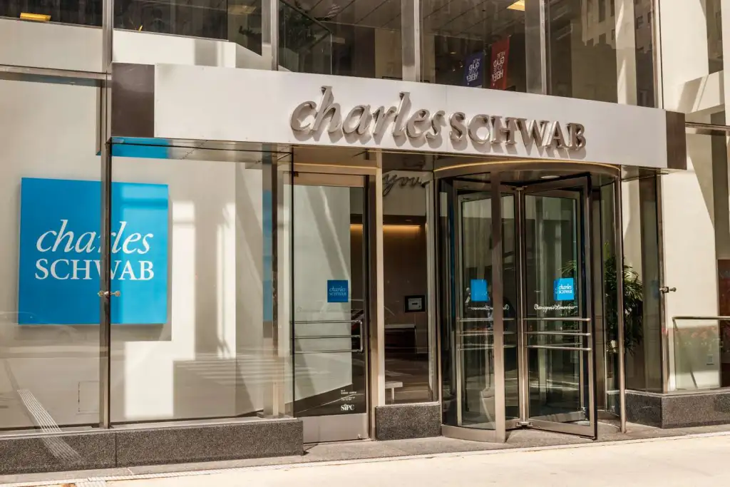 Charles Schwab Rozpoczyna Wdrażanie Transferów Kryptowalut do Zewnętrznych Portfeli