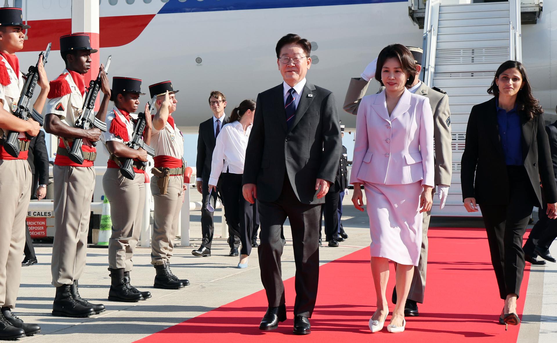 Präsident Lee Jae Myung trifft zu Gipfeltreffen mit Macron in Frankreich ein