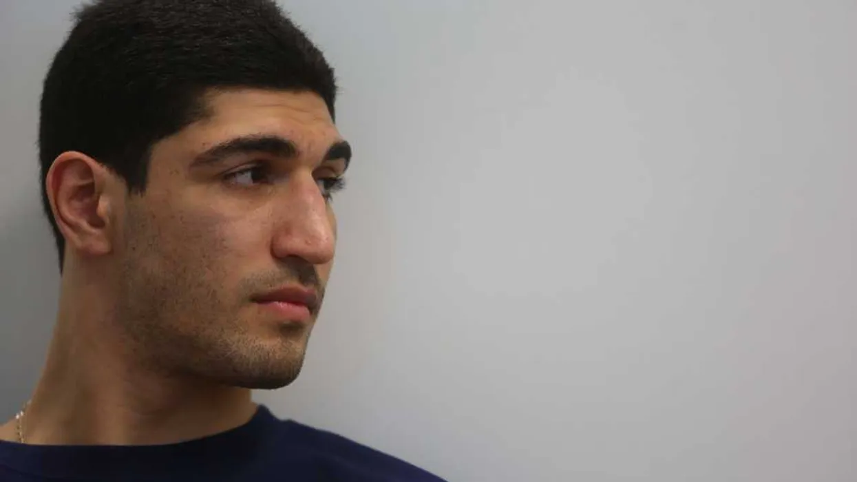 前 NBA 中锋 Enes Kanter Freedom 宣布参加 2027 年 WNBA 选秀，引发关于跨性别运动员政策的争议