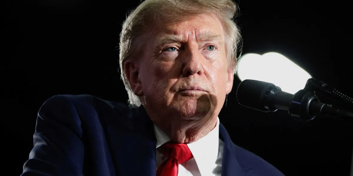 Митинг Трампа в Южной Каролине прервали выкрики из зала; сторонник ответил непристойным жестом