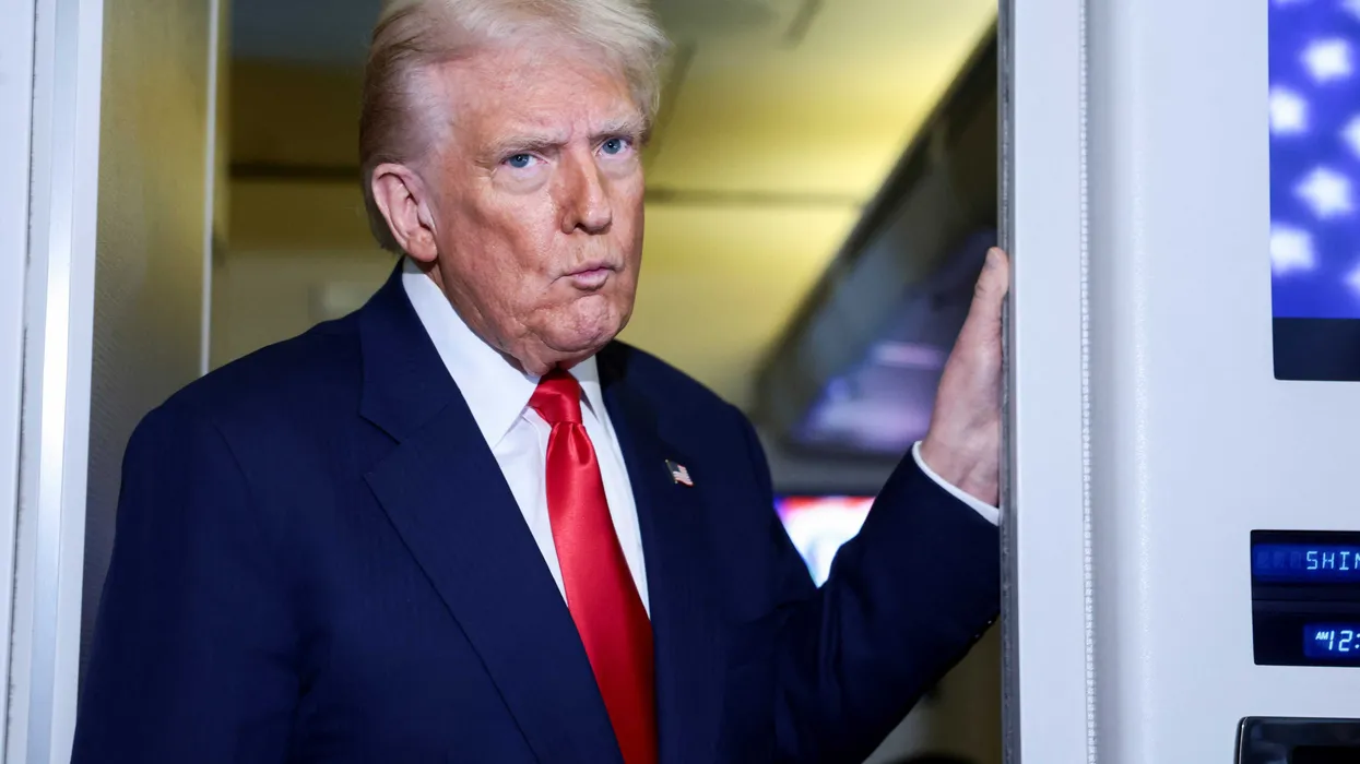 Trump najwyraźniej ujawnił dane kontaktowe senatora Toma Cottona w poście na Truth Social, naciskając na trwałe wprowadzenie czasu letniego