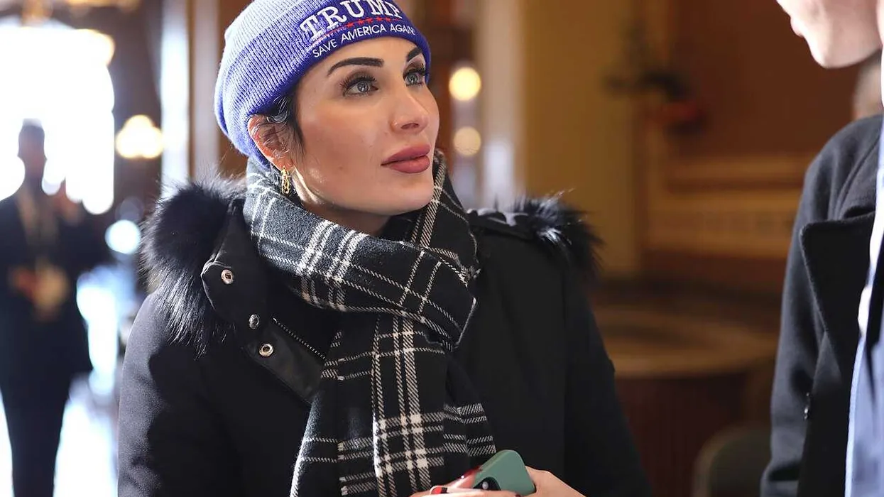 Laura Loomer e Tucker Carlson in conflitto nella "guerra di territorio" MAGA sulla politica estera di Trump e l'inversione sull'Ucraina