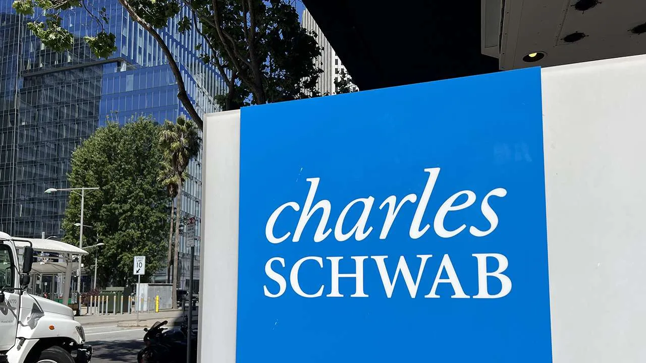 Schwab Trading Activity Index steigt im Juli moderat an, da Kunden auf Kursrückgänge setzen