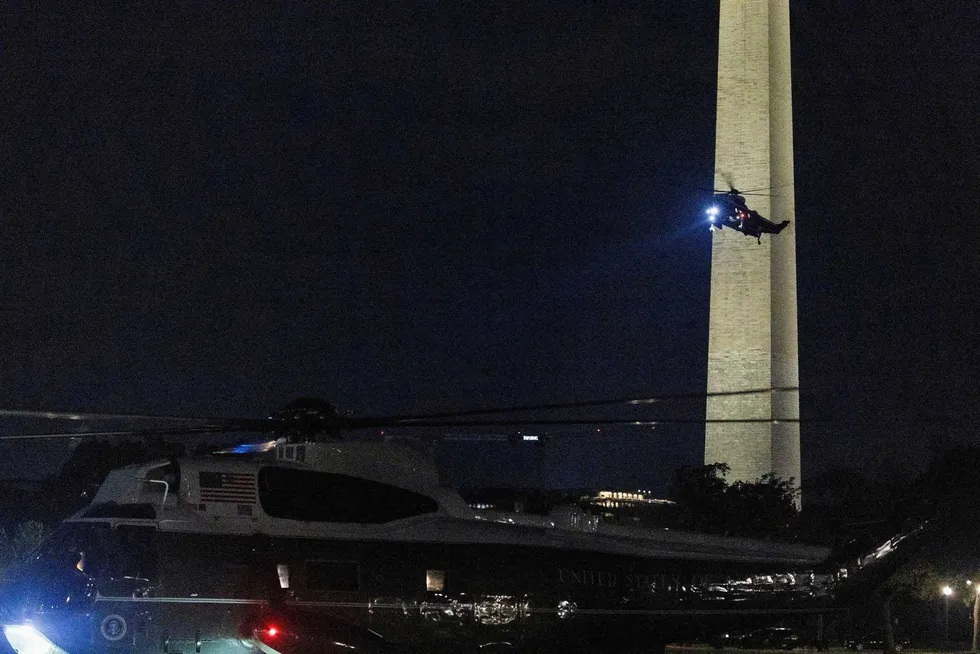 Насмешки после возвращения Трампа в Вашингтон с гольфистами и моделью на борту Marine One