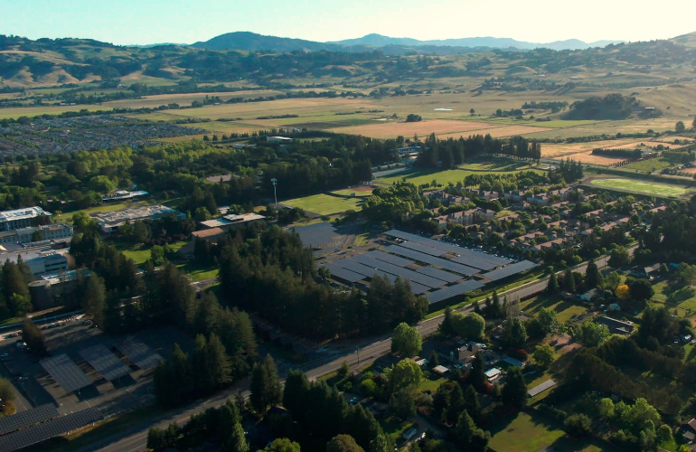 Sonoma State University zet zonnecarports en batterijopslag in werking