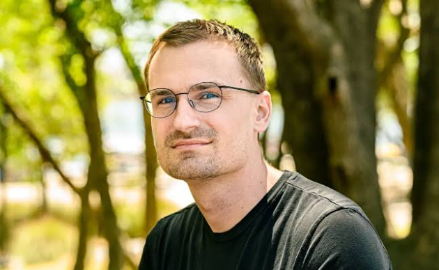Jesse Pollak verteidigt Coinbase gegen Vorwürfe zum ETH-Verkauf und verweist auf dessen bedeutende Rolle in Ethereum