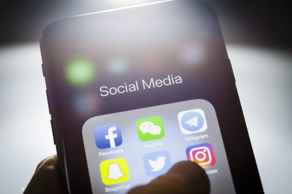Trainee lawyers 'exploiting' aspiring lawyers by monetising advice on social media, industry veterans warn