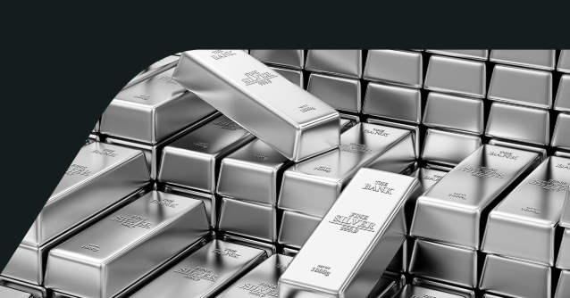 Серебро выросло на 107% с 2025 года, тогда как крипторынок упал на 58%, что подчеркивает резкий сдвиг в настроениях инвесторов