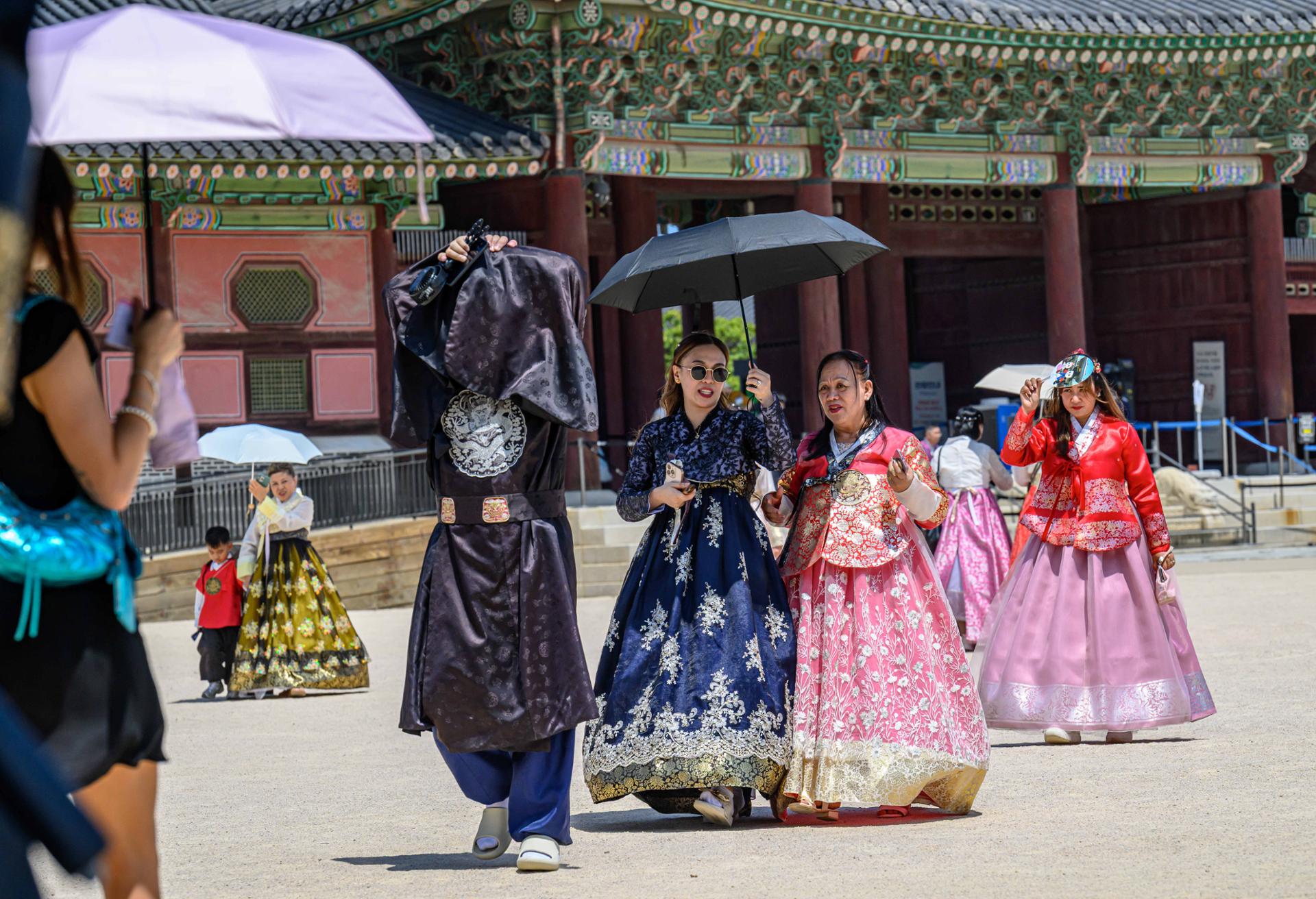 Korea Grips with Extreme Heat as Palace Guards Programs Suspended and Citizens Seek Relief