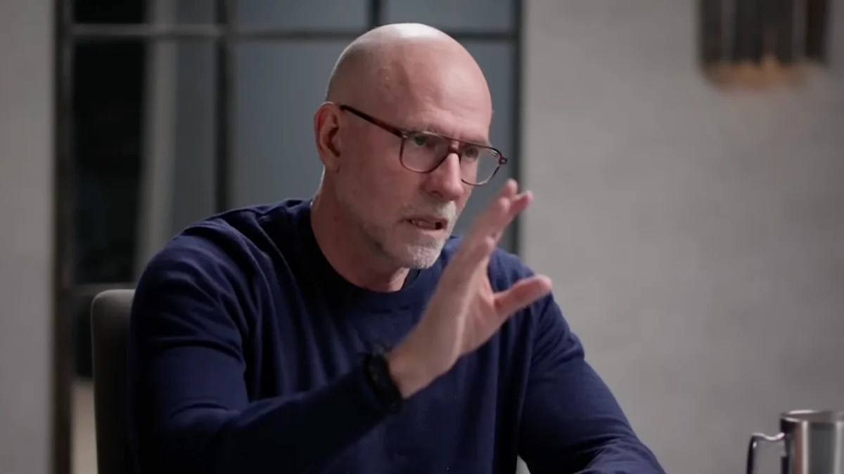 Scott Galloway avverte che la concentrazione sull'AI potrebbe innescare un crollo del mercato azionario statunitense entro 24 mesi