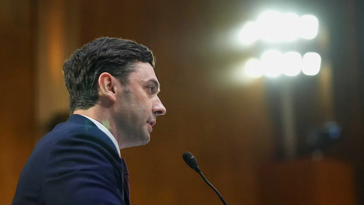 Jon Ossoff wyśmiewa popieranego przez Trumpa rywala do Senatu Mike’a Collinsa jako „scandal piñata” podczas wydarzenia kampanijnego w Georgii