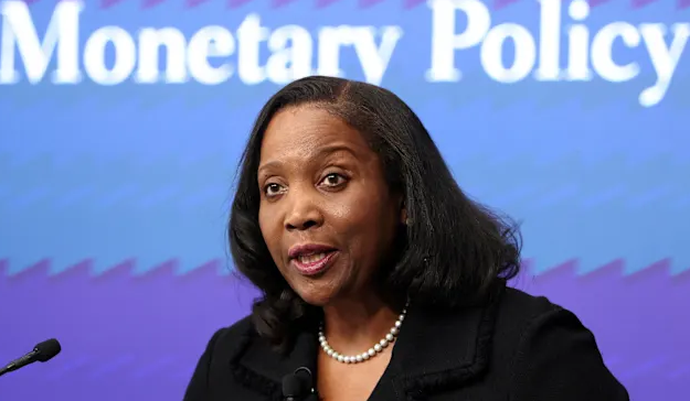 La gouverneure de la Fed Lisa Cook met en garde contre une reprise possible des hausses de taux si l'inflation ne ralentit pas