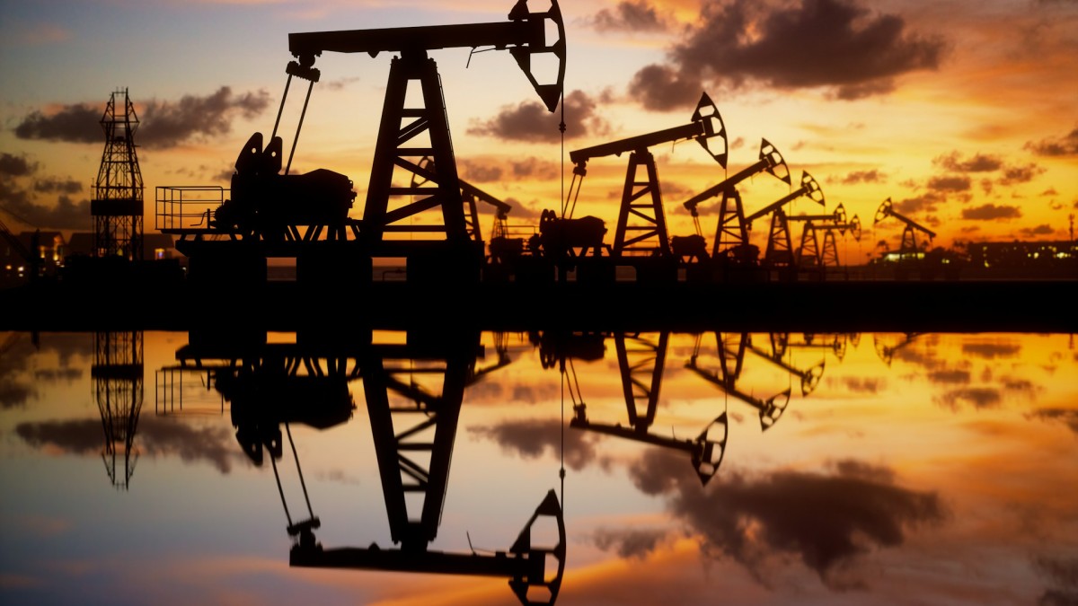 IEA verlaagt prognose voor mondiale olieaanvoer in 2026 terwijl sluiting van Hormuz het marktevenwicht verder verslechtert