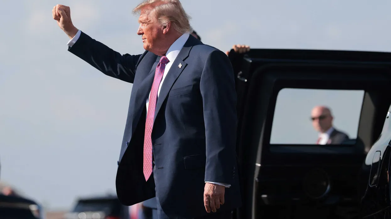 Expertos en seguridad se muestran escépticos mientras Trump planea ampliar el uso del avión regalado por Catar