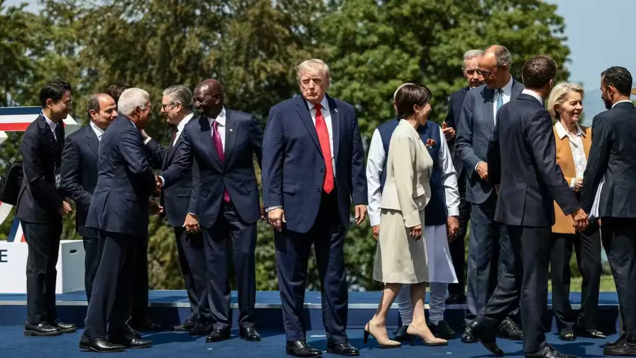 „Amerykańska era” dobiega końca, gdy niegdysiejsi lojalni sojusznicy odkrywają, że USA są „znacznie słabsze, niż sądzili” — ocenia ekspert ds. bezpieczeństwa