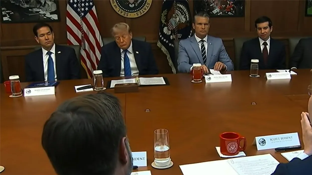 El presidente Trump parece tener dificultades para mantenerse despierto durante una reunión de gabinete en Camp David
