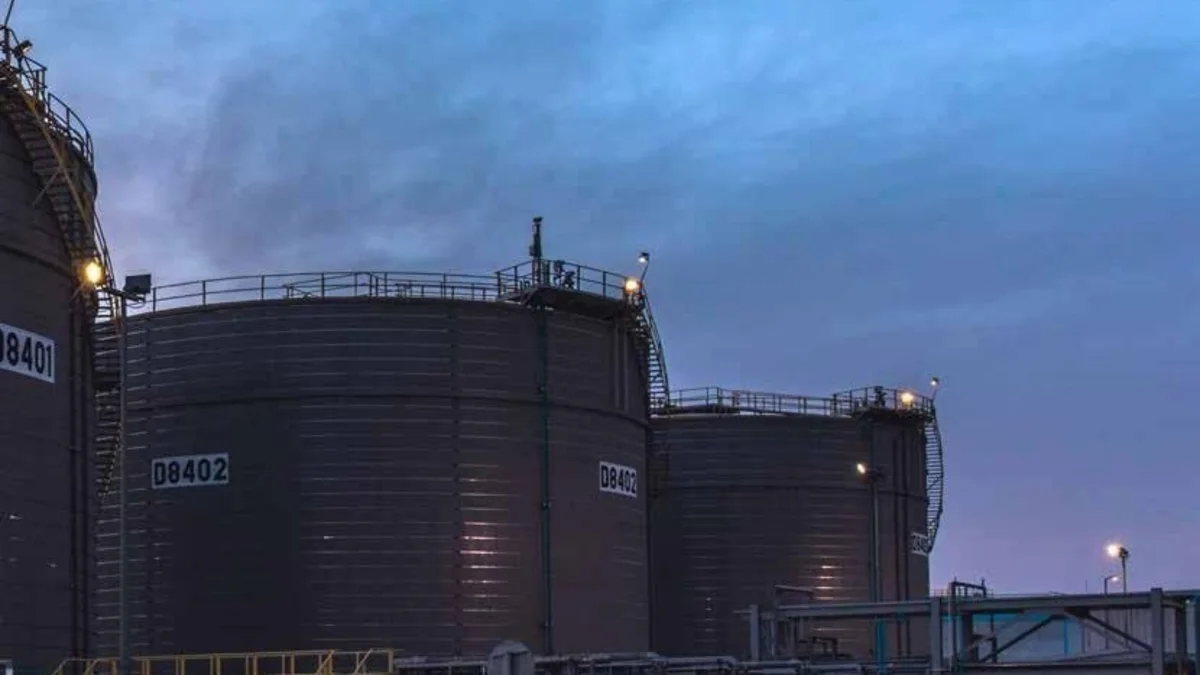 Standard Chartered estime que les marchés pétroliers doivent désormais intégrer deux goulets d’étranglement au Moyen-Orient