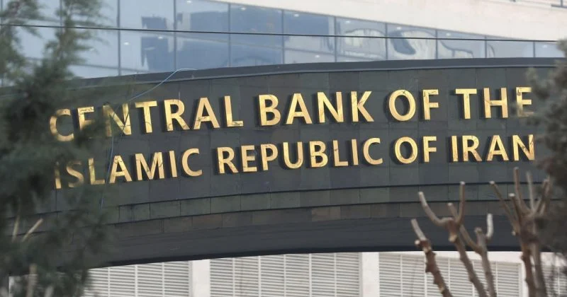 El gobernador del Banco Central de Irán niega las afirmaciones de EE. UU. sobre vínculos estatales con exchanges de criptomonedas sancionados