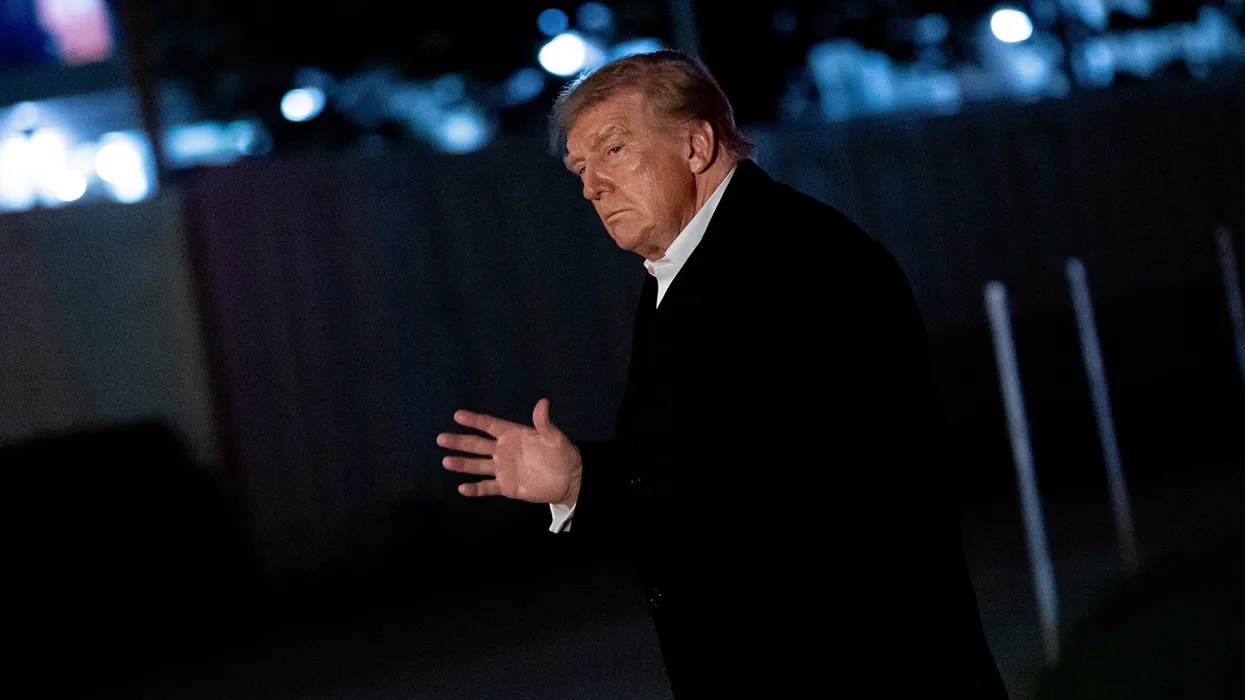 Трамп вновь вызвал опасения о когнитивном здоровье, махая и отдавая честь пустому месту на вертолетной площадке Белого дома