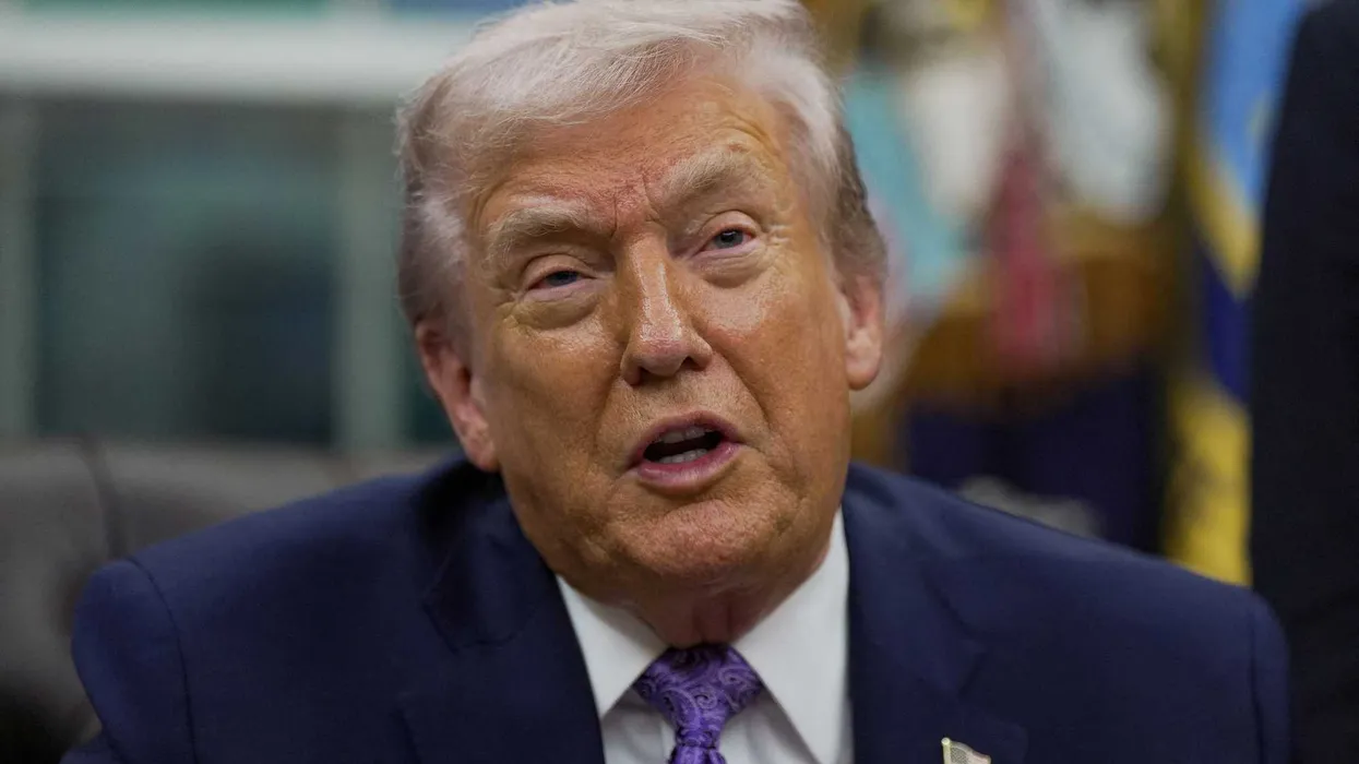 Trump minaccia un intervento della FCC contro la conduttrice di 'Meet the Press' e i sondaggisti, suscitando una critica 'distorta'