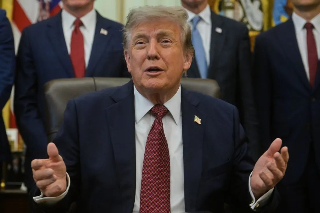 FTSE 100 Set to Rise as Trump Signals Hormuz Deal; EY Warns of UK Recession Risk