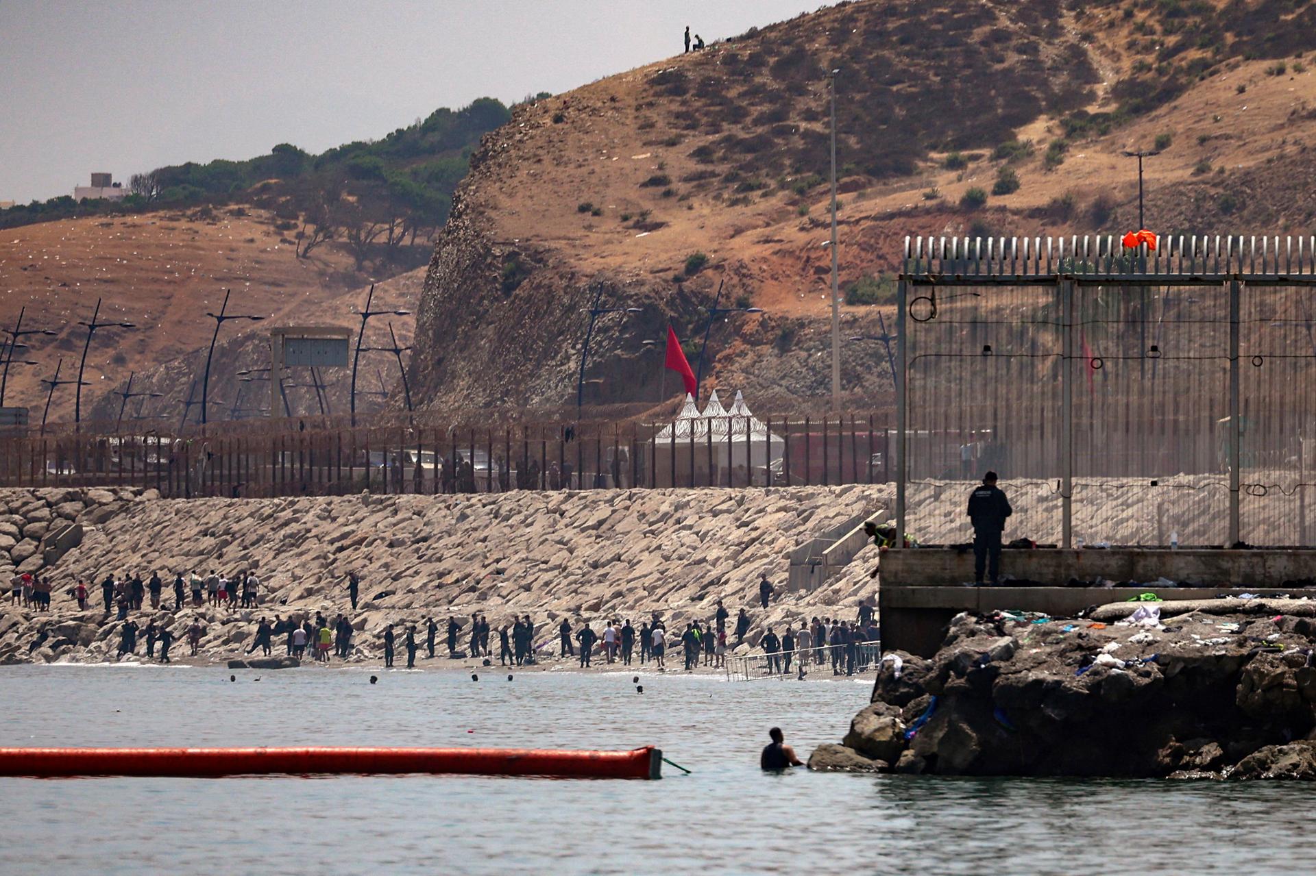 España instala una barrera marítima en la frontera de Ceuta con Marruecos tras una avalancha migratoria que dejó 67 muertos