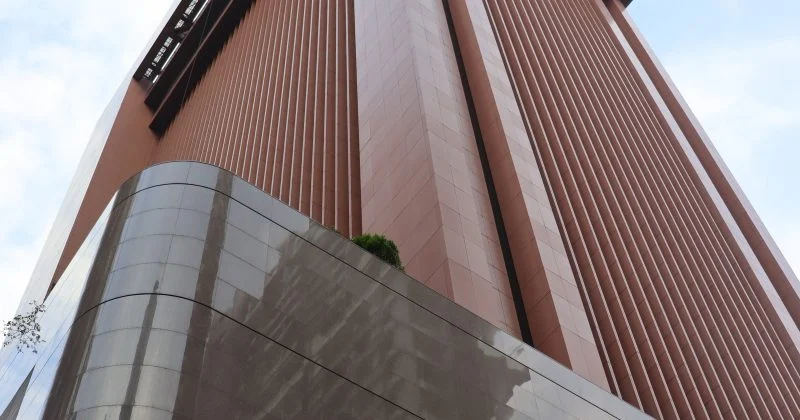 La banca centrale di Singapore lascia invariata la banda di politica valutaria mentre aumentano le previsioni d’inflazione per il 2026