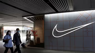 Nike uscirà dall'S&P 100 dopo quasi 18 anni, mentre le azioni restano sotto pressione